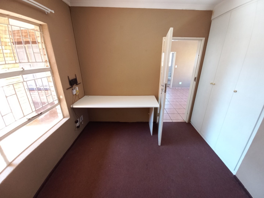 To Let 2 Bedroom Property for Rent in Kannoniers Park North West